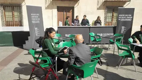 El bar simulado de la campaña 'barticipatius' instalado en la Plaza de Baix de Elche El bar simulado de la campaña 'barticipatius' instalado en la Plaza de Baix de Elche