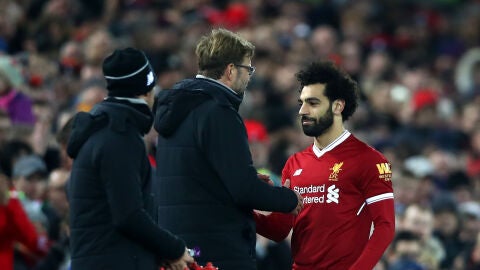 Klopp conversa con Salah en un partido del Liverpool