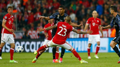 Casemiro conduce el bal&oacute;n en el Bayern - Real Madrid