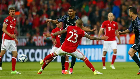 Casemiro conduce el balón en el Bayern - Real Madrid Casemiro conduce el balón en el Bayern - Real Madrid