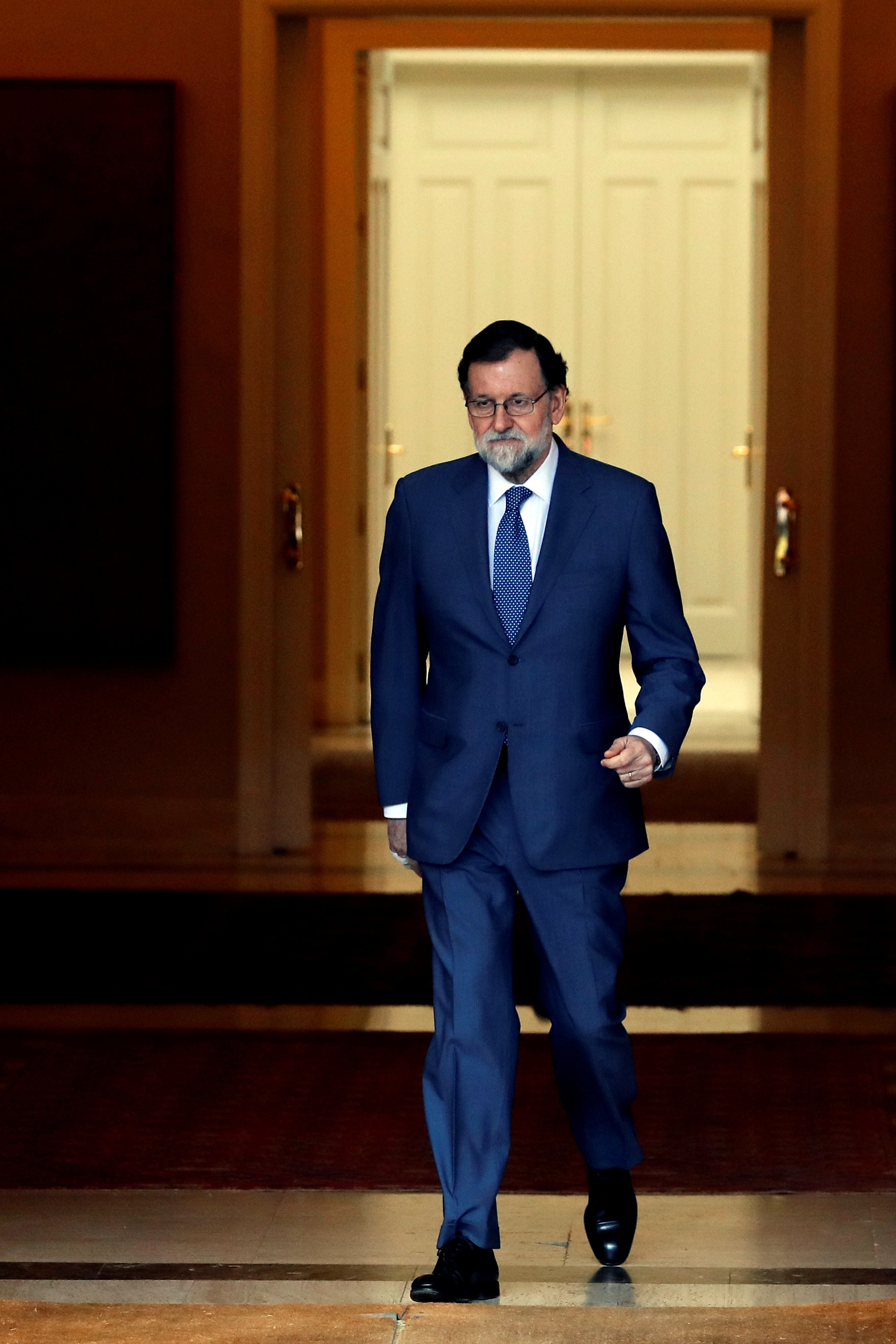 Rajoy dice que Cifuentes ya ha dado explicaciones y pide "coherencia" a los demás: "Consejos vendo y para mi no tengo" Rajoy dice que Cifuentes ya ha dado explicaciones y pide "coherencia" a los demás: "Consejos vendo y para mi no tengo"