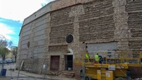 Obras que se est&aacute;n acometiendo en la fachada de la Plaza de Toros de C.Real