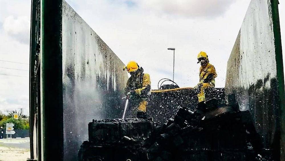 Bomberos sofocan el incendio originado en la carga del camión de reciclaje