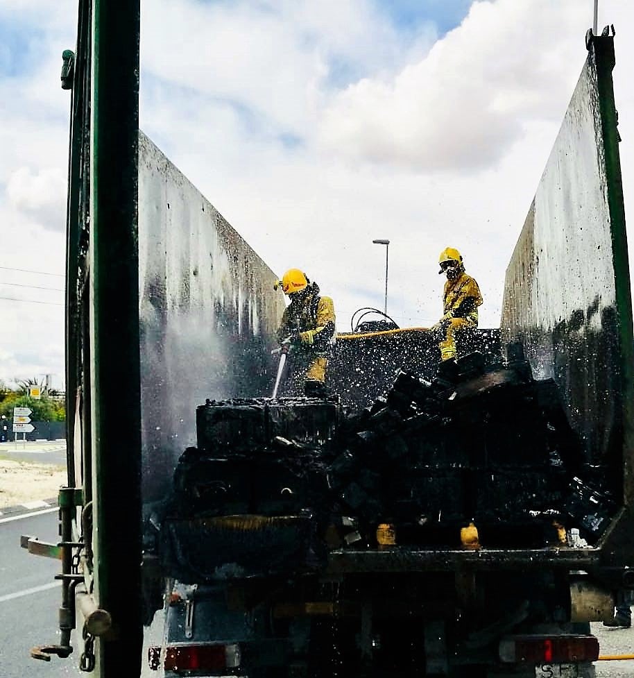 Arde en la N-340 un camión que transportaba baterías para reciclar Arde en la N-340 un camión que transportaba baterías para reciclar
