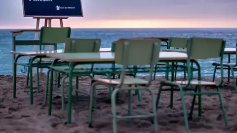 Pupitres vacíos Pupitres vacíos