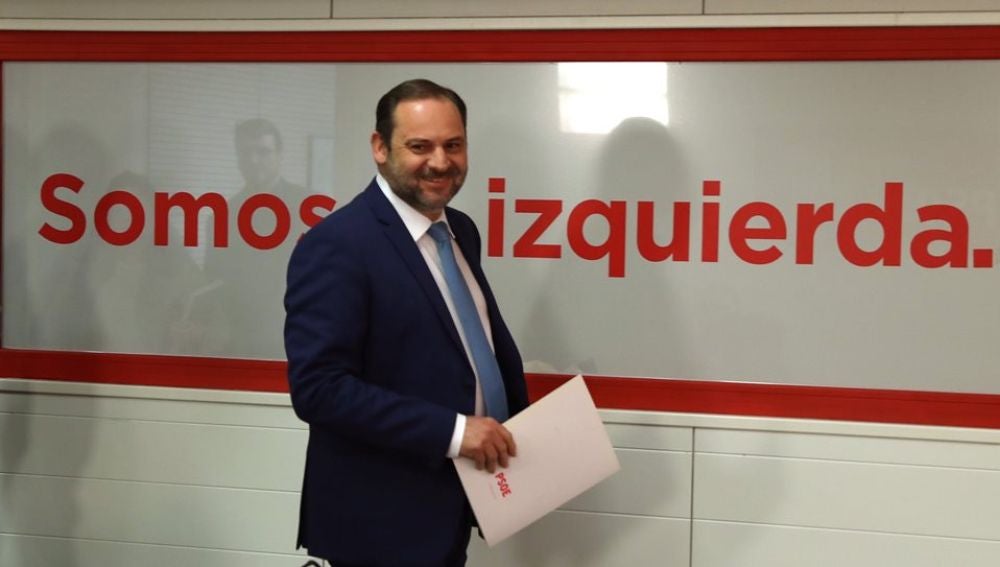 José Luis Ábalos, a su llegada a la rueda de prensa ofrecida hoy en la sede socialista de la calle Ferraz sobre la actualidad política. 