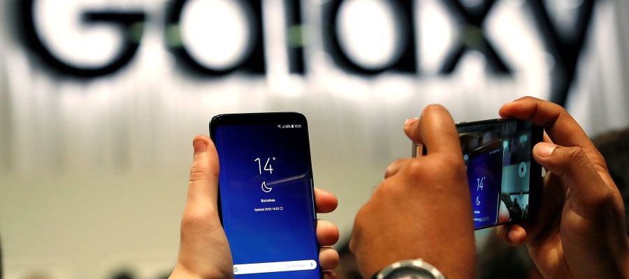 Un modelo de smartphone de Samsung Un modelo de smartphone de Samsung