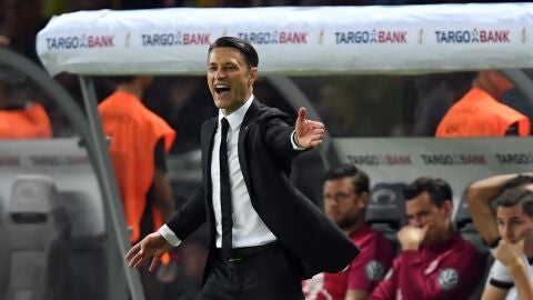 Niko Kovac da indicaciones durante un partido