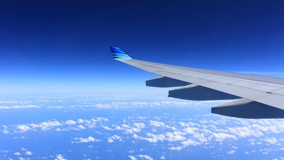 Cobran por ir al servicio en los aviones