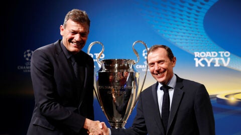 Andreas Jung y Butrague&ntilde;o se dan la mano