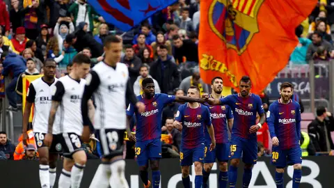 Los jugadores del Barcelona celebran un gol ante el Valencia Los jugadores del Barcelona celebran un gol ante el Valencia