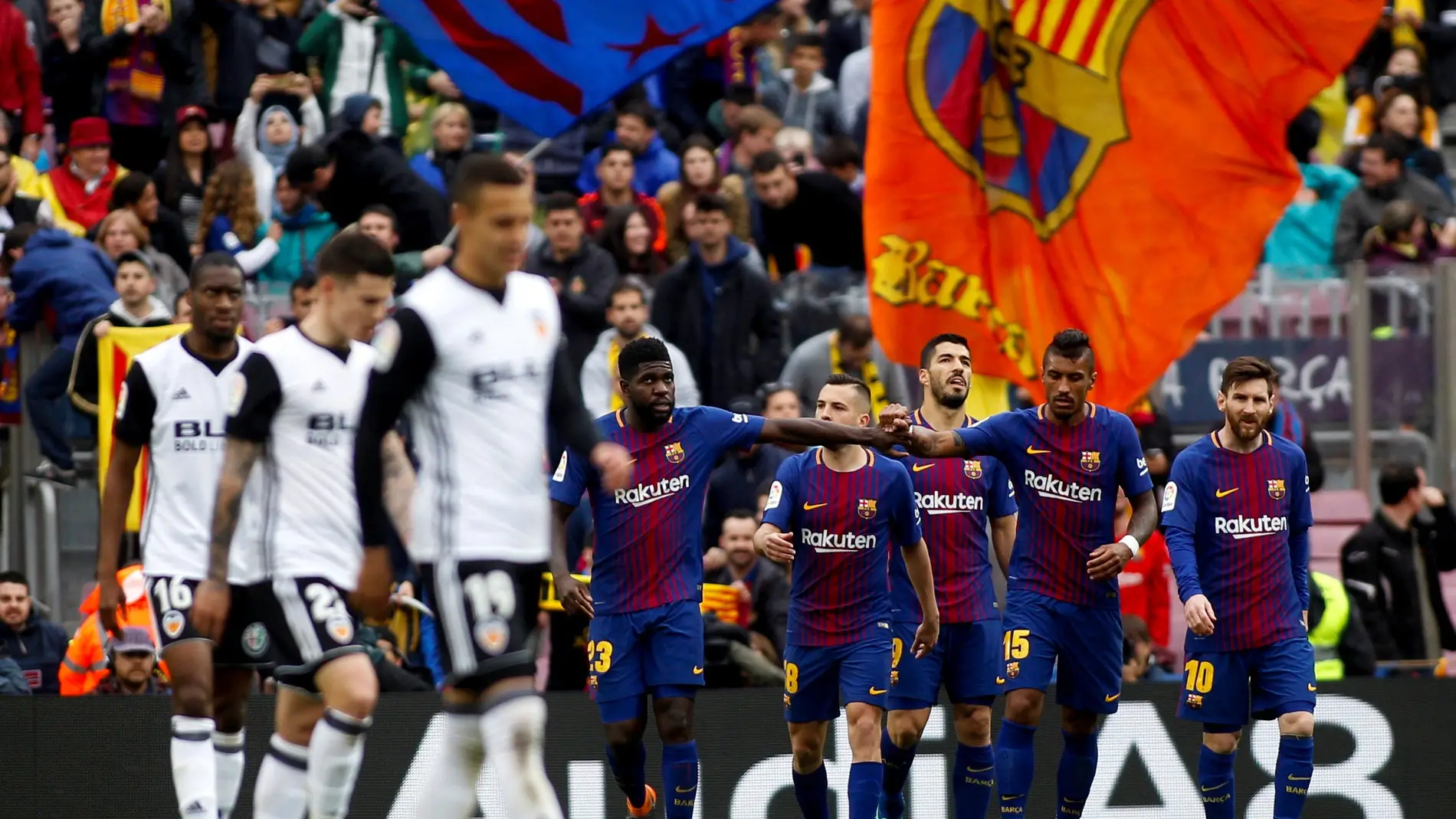Los jugadores del Barcelona celebran un gol ante el Valencia