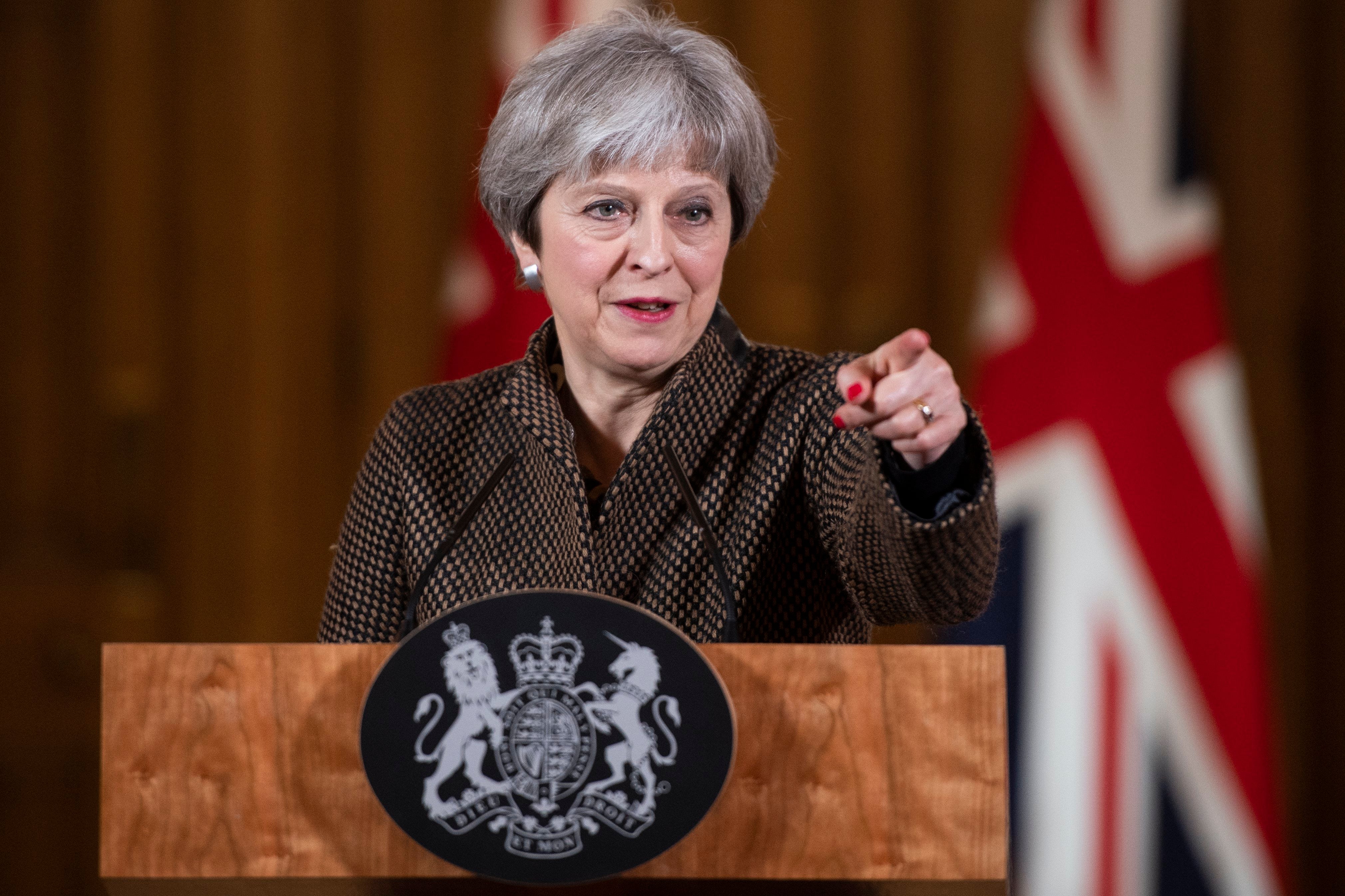 <p>May reconoce que los británicos tendrán que "contribuir más" a la Seguridad Social tras el 'Brexit'</p> <p>May reconoce que los británicos tendrán que "contribuir más" a la Seguridad Social tras el 'Brexit'</p>