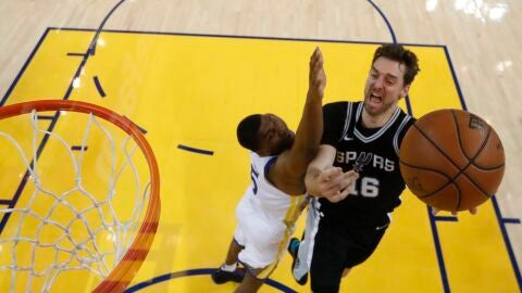 Pau Gasol trata de entrar a canasta ante Kevon Looney