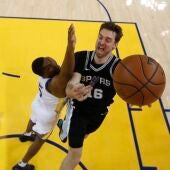 Pau Gasol trata de entrar a canasta ante Kevon Looney