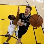 Pau Gasol trata de entrar a canasta ante Kevon Looney Pau Gasol trata de entrar a canasta ante Kevon Looney