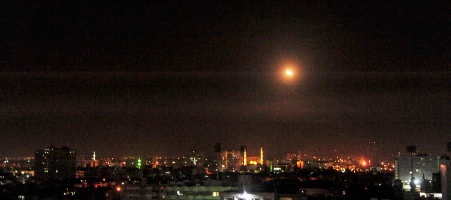 Uno de los misiles sobrevuela el cielo de Siria Uno de los misiles sobrevuela el cielo de Siria