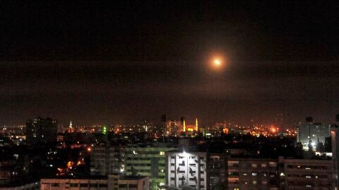 Uno de los misiles sobrevuela el cielo de Siria