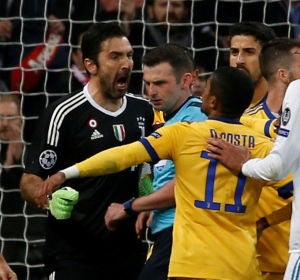 Buffon protesta ante el colegiado Michael Oliver en el Bernabéu Buffon protesta ante el colegiado Michael Oliver en el Bernabéu