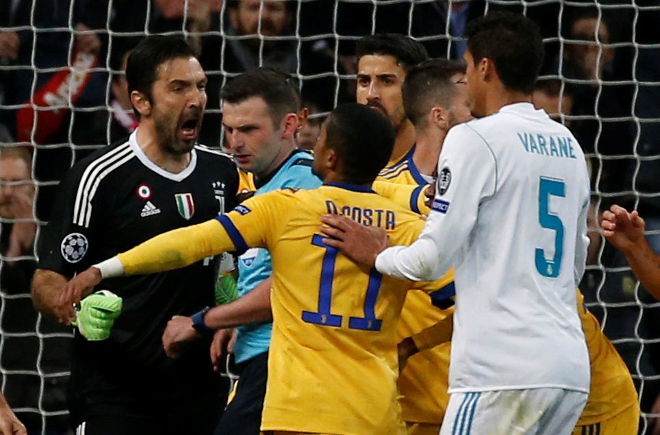 <p>Buffon, sancionado con tres partidos tras sus insultos contra el colegiado Michael Oliver</p> <p>Buffon, sancionado con tres partidos tras sus insultos contra el colegiado Michael Oliver</p>