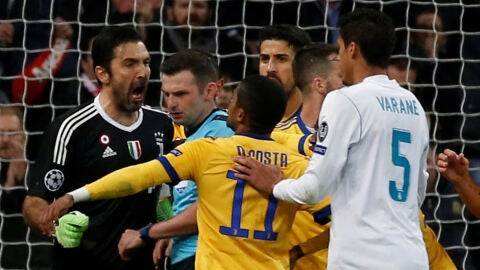 Buffon protesta ante el colegiado Michael Oliver en el Bernab&eacute;u