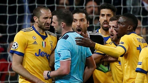 El colegiado Michael Oliver, acosado por los jugadores de la Juventus