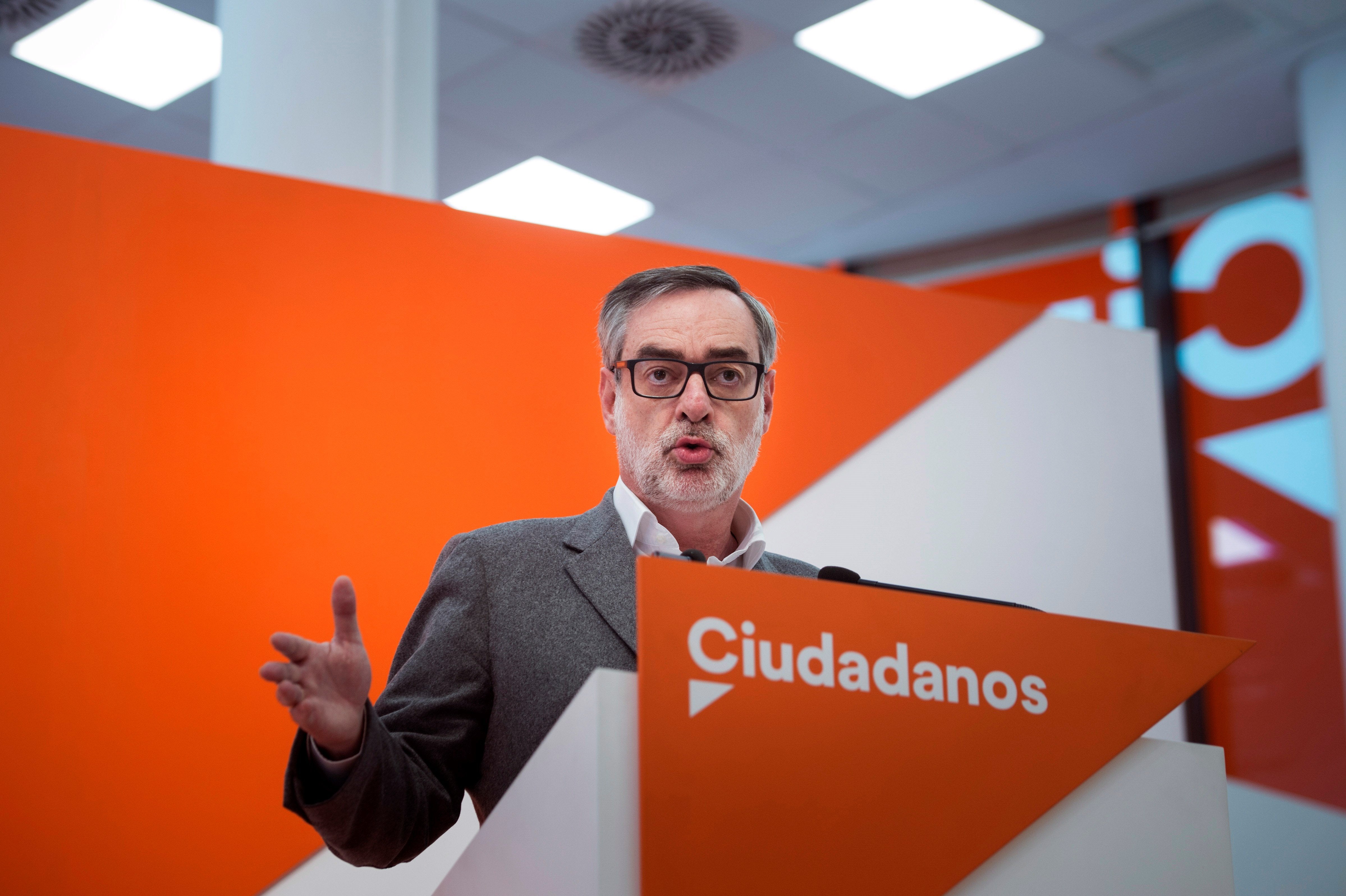 Ciudadanos redobla la presión a Rajoy para que deje de "encubrir" a Cifuentes Ciudadanos redobla la presión a Rajoy para que deje de "encubrir" a Cifuentes
