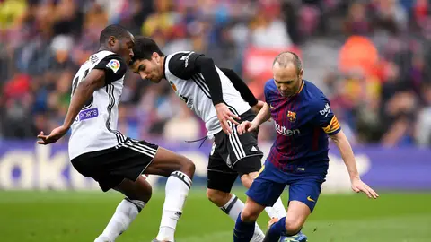 Andrés Iniesta, en acción ante el Valencia Andrés Iniesta, en acción ante el Valencia