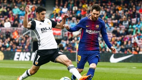 Leo Messi, en acci&oacute;n ante Guedes