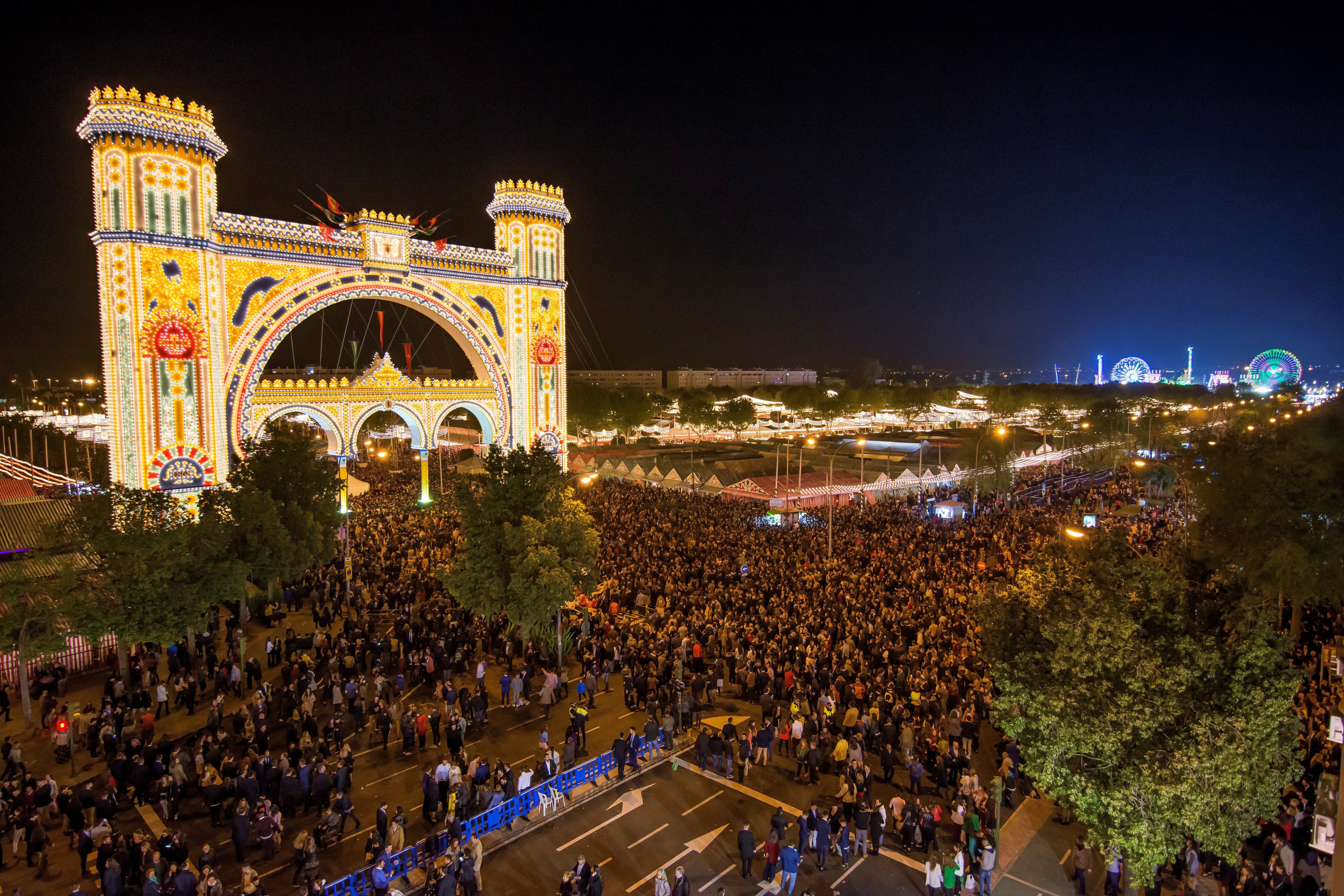 La noche del 'Pescadio y del alumbrao' da el pistoletazo de salida a la Feria de Abril de Sevilla La noche del 'Pescadio y del alumbrao' da el pistoletazo de salida a la Feria de Abril de Sevilla