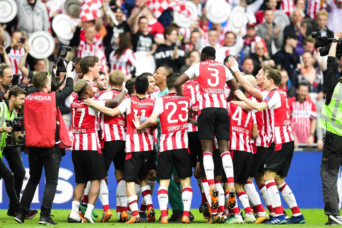 El PSV se proclama campeón de la Liga de Holanda tras ganar el clásico ante el Ajax El PSV se proclama campeón de la Liga de Holanda tras ganar el clásico ante el Ajax