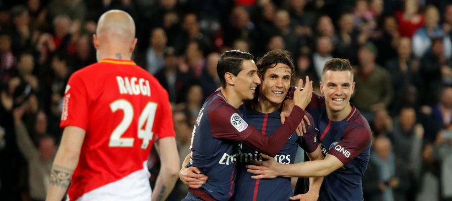 Cavani y Di Maria celebran un gol ante el Mónaco Cavani y Di Maria celebran un gol ante el Mónaco