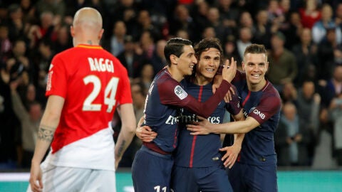 Cavani y Di Maria celebran un gol ante el M&oacute;naco