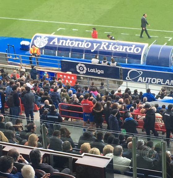 La imagen de la jornada: Expulsan a Flamini y se sube en chanclas a ver el partido al palco del Coliseum La imagen de la jornada: Expulsan a Flamini y se sube en chanclas a ver el partido al palco del Coliseum