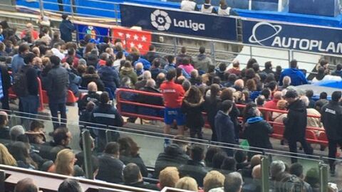Flamini se sube al palco del Getafe a ver el partido. 