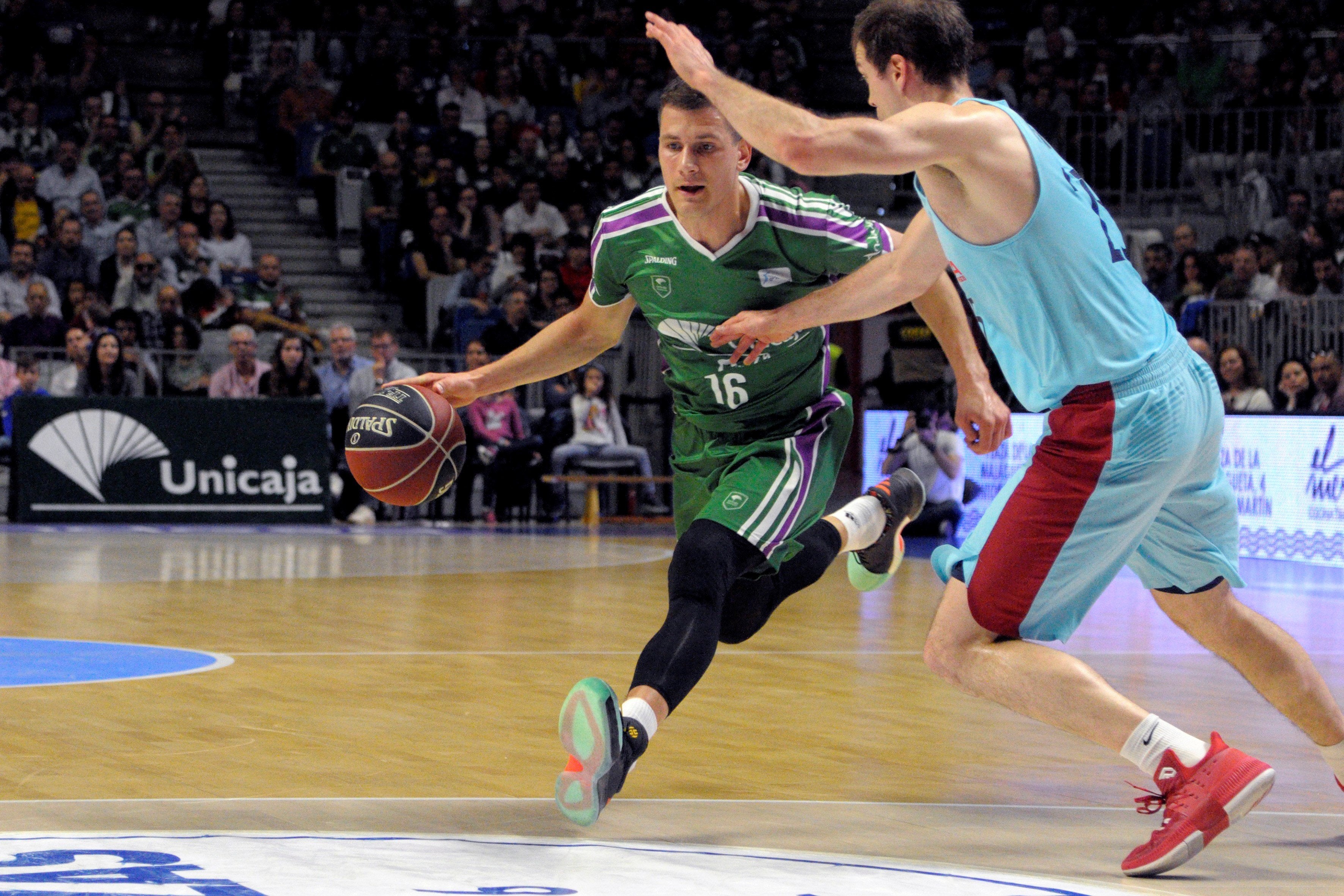 El Barcelona cae ante el Unicaja y cede la segunda plaza de la Liga al Baskonia El Barcelona cae ante el Unicaja y cede la segunda plaza de la Liga al Baskonia