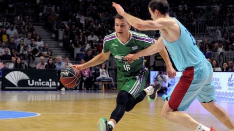 Nemanja Nedovic intenta superar a Petteri Koponen