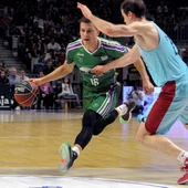 Nemanja Nedovic intenta superar a Petteri Koponen Nemanja Nedovic intenta superar a Petteri Koponen