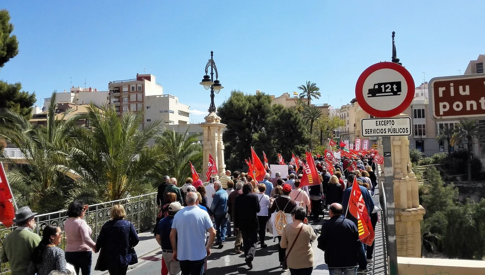 Participantes en la manifestación por las pensiones dignas de Elche a su paso por el Puente de Canalejas