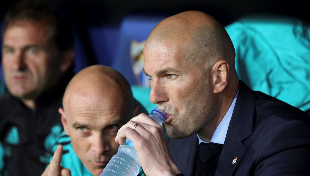 Zidane, en el banquillo de La Rosaleda