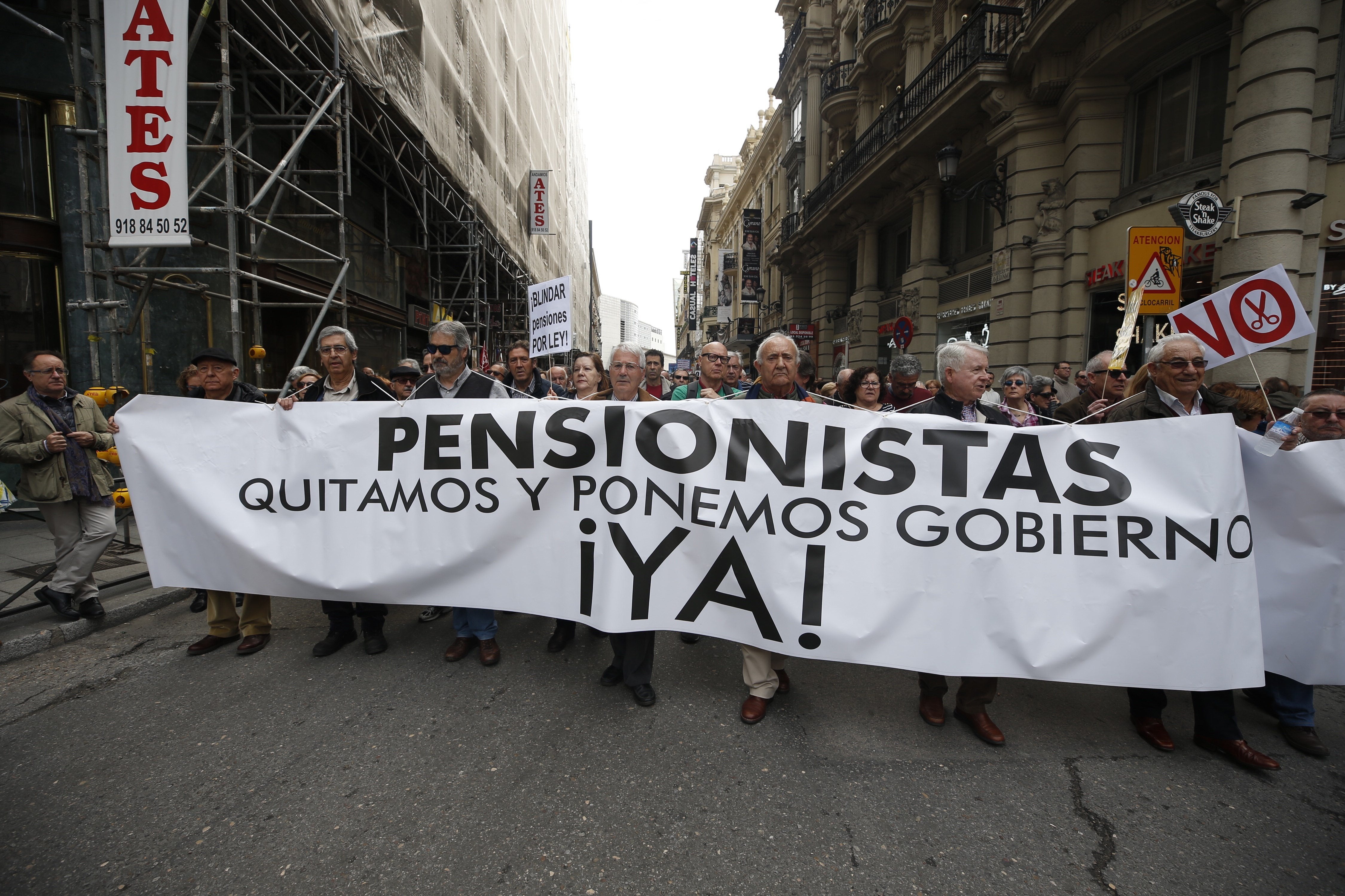 Los pensionistas vuelven a las calles de Madrid para exigir "pensiones dignas" Los pensionistas vuelven a las calles de Madrid para exigir "pensiones dignas"