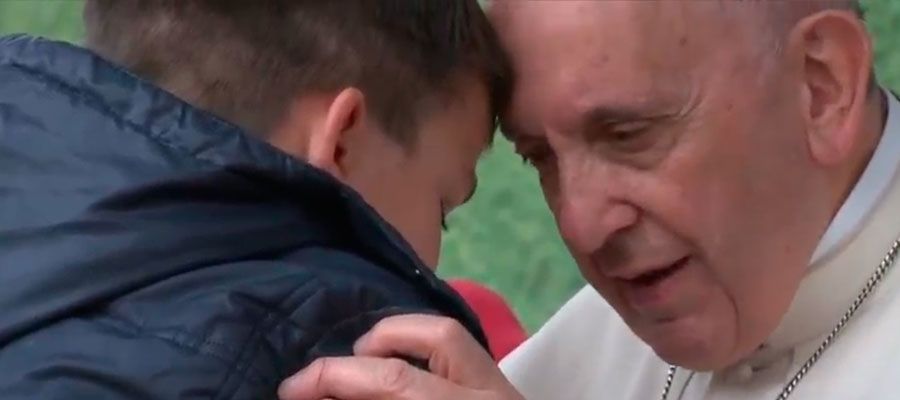 El Papa consuela a un niño El Papa consuela a un niño