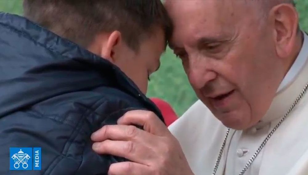 El Papa consuela a un niño