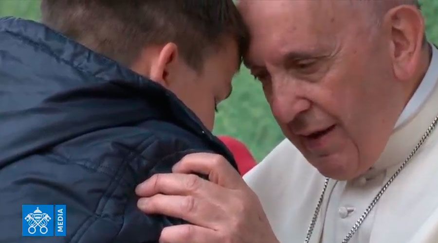 El Papa consuela a un niño que le preguntó si su padre ateo estaba en el cielo El Papa consuela a un niño que le preguntó si su padre ateo estaba en el cielo
