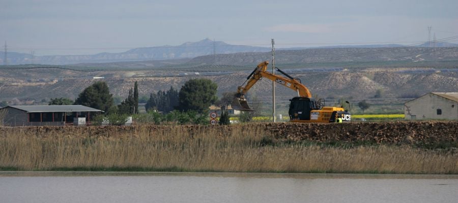 La UME refuerza las orillas en Pina de Ebro