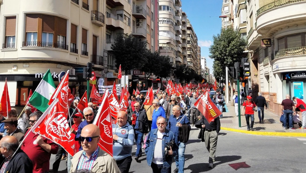 La manifestación por las pensiones dignas de Elche a su paso por la calle Reina Victoria