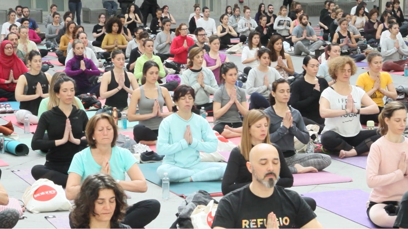 Omkar Carabia: "El yoga va más allá de una mera actividad física, dispone de un código ético basado en la no violencia" Omkar Carabia: "El yoga va más allá de una mera actividad física, dispone de un código ético basado en la no violencia"