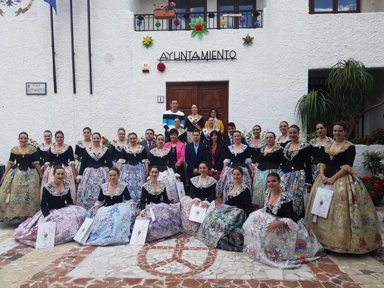 Las aspirantes a Reina y Damas de las Fiestas de Elche celebran en Mojácar la tradicional convivencia Las aspirantes a Reina y Damas de las Fiestas de Elche celebran en Mojácar la tradicional convivencia