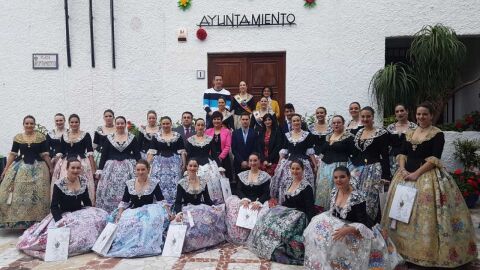 Las Reinas de las 23 Comisiones de Fiestas de Elche junto al Ayuntamiento de Moj&aacute;car
