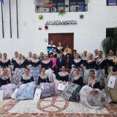 Las Reinas de las 23 Comisiones de Fiestas de Elche junto al Ayuntamiento de Mojácar
